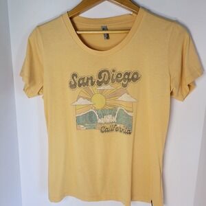 Techstyles San Diego California Graphic T-Shirt Yellow Retro Sun Waves M A053
